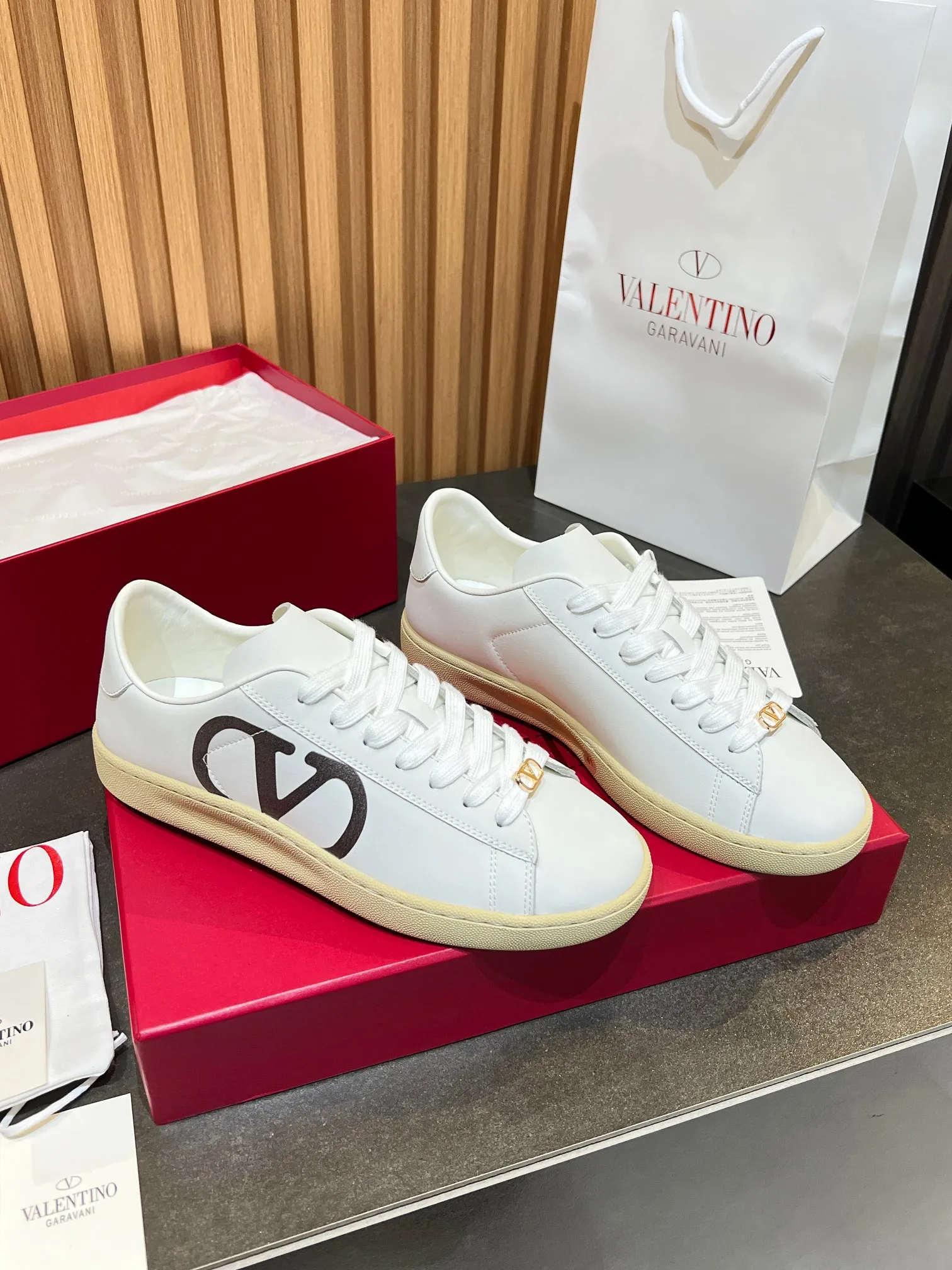 [Valentino] P: 640💰 Couple style, size: women 35-40▪️men 39-44 (45. Customized) Valentino VLTN casual shoes 2025 latest moral training shoes I can't put it down. Seiko details of cowhide sneakers, retro fashion, simple and advanced, casual matching. 1:1 restoration! Top luxury masterpiece, lace-up design, soft and comfortable imported calfskin brings excellent and elegant texture and excellent foot comfort. Top purchasing version upper: imported calfskin surface/original oil edge process + printing process. Inner lining: water-dyed cowhide lining. Outsole: original development 𝐓𝐏𝐔 two-color combination outsole. Packaging: full package with original configuration.